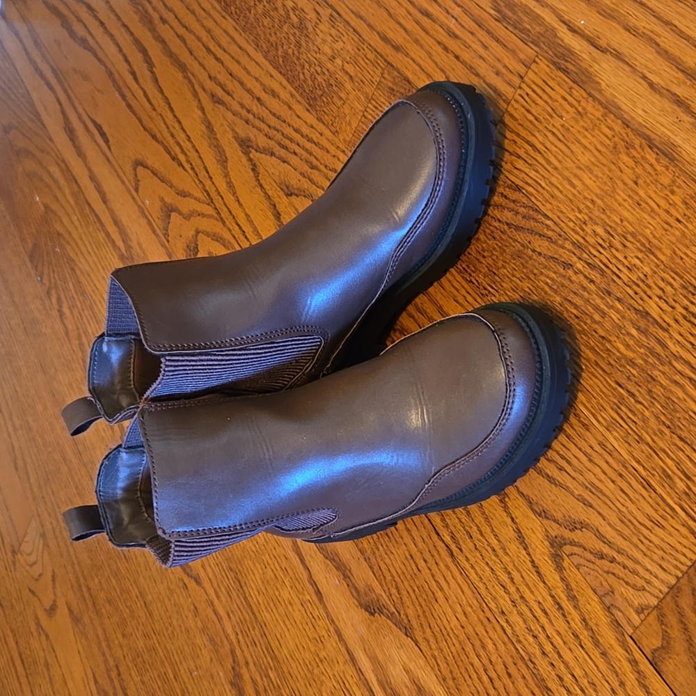 NWOT Old Navy chelsea boots